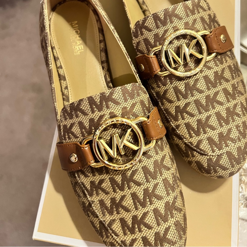 Michael Kors Rory low for size 6 1/2 beige/Ebony